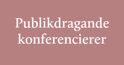 Publikdragande konferencierer kombinerar scenvana med kändisskap, vilket gör dem till starka dragplåster vid stora evenemang. Deras igenkänningsfaktor lockar publik, skapar förväntan och bidrar till en proffsig inramning med hög energi. Att boka en välkänd profil som konferencier innebär att få både ett engagerande programledarskap och ett starkt ansikte utåt för arrangemanget. Dessa profiler är vana vid livepublik, mediala sammanhang och att hålla tempot uppe – oavsett evenemangets karaktär. De förhöjer helhetsupplevelsen, skapar kontakt med publiken och bidrar till att göra eventet minnesvärt. Idealiskt för galor, jubileum, större företagsevent och andra tillfällen där både innehåll och genomslag är viktigt.